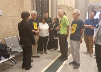 TAN Bun Teet (dua dari kiri) mendengar penjelasan  peguamnya selepas permohonan lanjutan masa memfailkan memorandum rayuan di Mahkamah Rayuan Putrajaya. - UTUSAN/NORLIZAH ABAS
