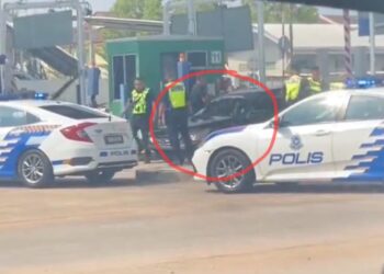 TANGKAP layar daripada satu rakaman video menunjukkan kereta yang dipandu suspek (dalam bulatan merah) akhirnya berjaya ditahan polis di Plaza Tol Sungai Nyior di Lebuhraya Butterworth-Kulim (BKE), Pulau Pinang