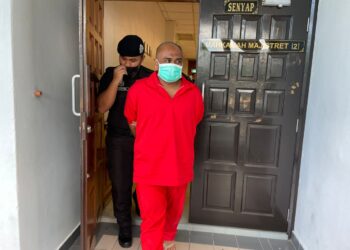 TERTUDUH mengaku bersalah di Mahkamah Majistret, Ayer Keroh, Melaka atas pertuduhan melakukan pemerasan dan mencederakan seorang anggota polis bantuan.