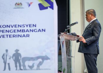 MOHAMAD Sabu berucap merasmikan Konvensyen Pengembangan Veterinar dan Hari Inovasi 2024 di Universiti Putra Malaysia, semalam. - UTUSAN/MOHD IQBAL