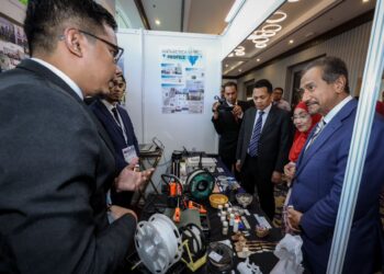 Sultan Terengganu, Sultan Mizan Zainal Abidin (kiri), merangkap Penaung Yayasan Penyelidikan Antartika Sultan Mizan (YPASM) berkenan melawat reruai pameran sambil diiringi Menteri Sumber Asli dan Kelestarian Alam, Nik Nazmi Nik Ahmad (tiga dari kanan) dan Timbalan Naib Canselor Jaringan Industri, Alumni dan Masyarakat Universiti Kebangsaan Malaysia (UKM), Prof. Datuk Dr. Norazah Mohd. Nordin (dua dari kanan) ketika mencemar duli menyempurnakan Majlis Perasmian Seminar Antarabangsa Antartika Malaysia ke-10 (MISA10) yang berlansung di Hotel Bangi Resort di sini, hari ini. Gambar; MUHAMAD IQBAL ROSLI