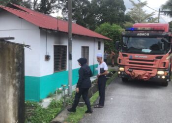 PIHAK polis dan bomba membuat pemeriksaan di sebuah rumah ekoran penemuan seorang warga emas lelaki yang melecur di badan dalam kejadian kebakaran di Kampung Ujung Pasir di Seremban hari ini.-GAMBAR/ IHSAN BOMBA