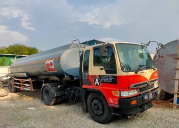 SEBUAH lori tangki turut disita dalam serbuan yang dijalankan di sebuah premis tanpa nombor di Kawasan Perindustrian Ringan Nilam, Rantau, Seremban, semalam.