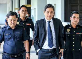 TAI Boon Wee (tengah) hadir di Mahkamah Sesyen Kuala Lumpur bagi menghadapi pertuduhan menggunakan dokumen palsu. UTUSAN/M. FIRDAUS M. JOHARI