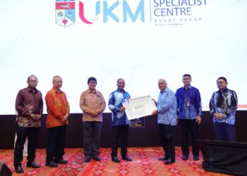 Datuk Seri Dr. Zambry Kadir (tengah) ketika menyempurnakan majlis pelancaran logo UKMSC di World Trade Centre (WTC).