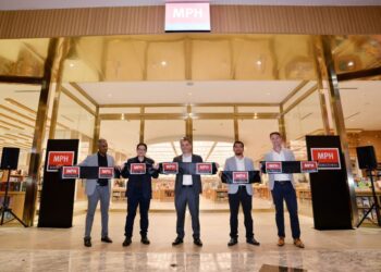 KUALA LUMPUR, 16 MEI 2024 - Ketua Pegawai Eksekutif MPH Group, Martin Cross (tengah) ketika merasmikan pembukaan kedai buku MPH yang baharu di The Exchange TRX, Kuala Lumpur di sini hari ini. UTUSAN/SYAKIR RADIN