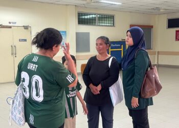 ROHANI Adi (dua dari kanan) menunggu jenazah anaknya di pekarangan Jabatan Forensik Perubatan Hospital Gua Musang, Kelantan,-UTUSAN/AIMUNI TUAN LAH