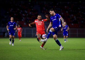 ODAY Kharoub (kiri) mengawal ketat pemain Sabah FC pada aksi Liga Super di Stadium Sultan Muhammad IV, Kota Bharu, Kelantan sebentar tadi-UTUSAN/KAMARUL BISMI KAMARUZAMAN