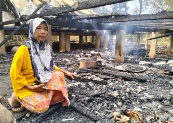 SAKEH Daud menunjukkan rumahnya yang musnah dalam kebakaran di Kampung Alor Che Ismail, Tumpat, Kelantan malam tadi.-UTUSAN/ROHANA ISMAIL.