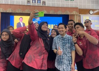 ARTHUR (tengah) berswafoto bersama pelatih selepas selesai Sesi Townhall di Institut Pertanian Bumbong Lima, Kepala Batas, Pulau Pinang.-UTUSAN/SITI NUR MAS ERAH AMRAN