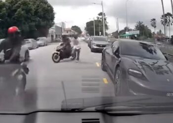 TANGKAP layar yang diambil daripada satu rakaman video menunjukkan tiga lelaki menaiki dua motosikal melarikan diri selepas meragut rantai mangsa di Taman Alma Impian, Bukit Mertajam, Pulau Pinang