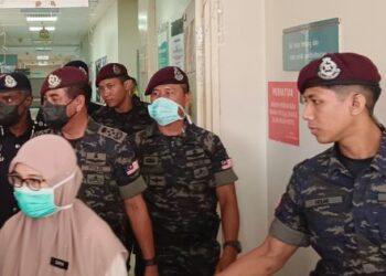RAZARUDIN Husain (tengah) mengadakan lawatan anggota polis cedera dan Jabatan Perubatan Forensik (HSI) di Hospital Sultan Ismail, Johor Bahru, hari ini. - UTUSAN/BAAZLAN IBRAHIM