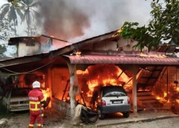 ANGGOTA bomba berusaha memadam kebakaran rumah Kampung Tasik Gondang di Rantau Panjang, Kelantan semalam-IHSAN BOMBA.