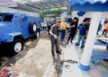 RAZARUDIN Husain melihat senjata yang digunakan oleh suspek menembak anggota polis dalam insiden serangan di Balai Polis Ulu Tiram, Johor Bahru Jumaat lalu.