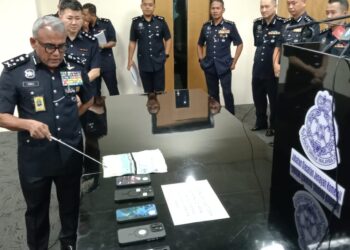 PENGARAH Jabatan Siasatan Jenayah Komersial Bukit Aman, Datuk Seri Ramli Mohamed Yoosuf ketika sidang akhbar di Menara KPJ, Jalan Tun Razak hari ini