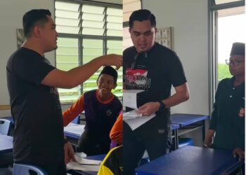 MUHAMAD AKMAL Saleh menyerahkan 36 set kerusi dan meja kepada murid-murid di SRA JAIM Ayer Merbau, Jasin, Melaka.