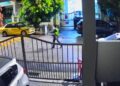 TANGKAP layar CCTV seorang lelaki dipercayai sedang cuba membuka pintu sebuah kereta yang diparkir di luar rumah di Taman Pandan Maju, Pokok Mangga, Melaka.