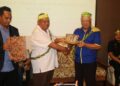 MAJID Suhut (dua, kiri) menyampaikan cenderamata kepada Ajis Sitin selepas Mesyuarat Agung Tahunan POASM Kali ke-25 2024 di The WaterWay Villa Bentong, Pahang, hari ini. - UTUSAN/SALEHUDIN MAT RASAD