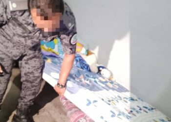 SEORANG wanita warga Indonesia bersembunyi di bawah katil untuk mengelak dicekup pihak berkuasa dalam serbuan di sebuah pangsapuri di Lapangan Panorama di Ipoh hari ini.