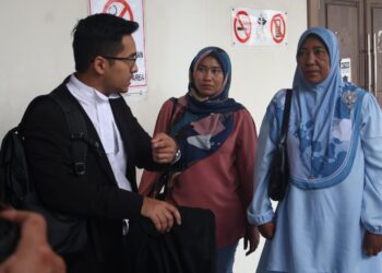 FADHELAH Othman (kiri) ditemui pemberita selepas sesi prosiding di Mahkamah Tinggi George Town, Pulau Pinang, hari ini.-UTUSAN/IQBAL HAMDAN.
