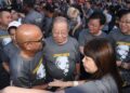 LIM Kit Siang (tengah) ketika turut-serta dalam acara Legacy Walk sempena memperingati 10 tahun pemergian mendiang Datuk Seri Karpal Singh di Pulau Pinang, semalam