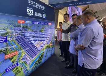 AMINUDDIN Harun (dua dari kanan) menerima taklimat mengenai pembangunan SPD Tech Valley pada Majlis Pecah Tanah SPD Tech Valley di Senawang, Seremban hari ini.-UTUSAN/NOR SHAFAWATI YUP.