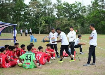 MOHD. Sidek Shamsuddin (dua kanan) tegas semasa memberikan arahan kepada pemain Piala Belia Kelantan FA semas aksi menentang Melaka di Machang, Kelantan, Sabtu lalu.