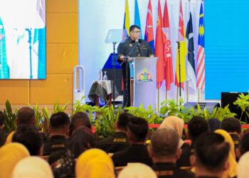 AB. RAUF Yusoh berucap dalam Majlis Perhimpunan Bulanan Pentadbiran Kerajaan Negeri di Ayer Keroh, Melaka.