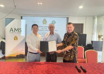 Low Hock Lai memeterai Memorandum Persefahaman (MoU) bersama Pengarah Urusan Bukit Timah, Matthew Murray.