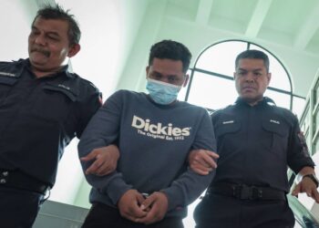 TERTUDUH dihadapkan ke Mahkamah Majistret, Alor Gajah, Melaka atas pertuduhan mencederakan bekas isteri dan dadah. - UTUSAN/SYAFEEQ AHMAD