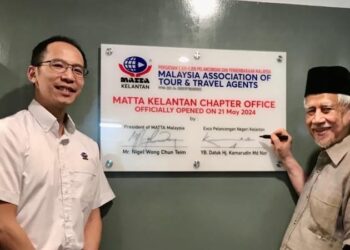 KAMARUDIN Md. Nor (kanan) menurunkan tandatangan sebagai gimik perasmian pembukaan Pejabat MATTA Kelantan di Kota Bharu, Kelantan hari ini.- UTUSAN/ ROSLIZA MOHAMED