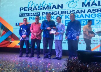 HIRMAN Awang (dua dari kanan) menyampaikan sijil penghargaan kepada wakil setiap IPTA sambil disaksikan oleh Mohd. Sazili Shahibi (kanan) pada Majlis Perasmian & Makan Malam SPARK 2024 di Tunjong,Kota Bharu, Kelantan. UTUSAN/ROSMIZAN RESDI
