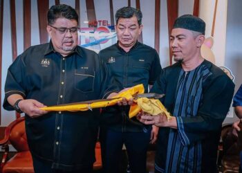 AB. RAUF Yusoh (kiri) menerima keris dipercayai milik Hang Tuah yang diserahkan Mohd. Amin Tun Ahmad pada Majlis Penyerahan Artifak Laksamana Hang Tuah di Ayer Keroh, Melaka.