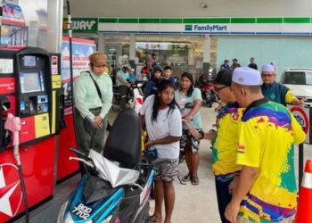PUSPALATHA a/p Janartanan, 41, turut mengisi minyak dalam program Petrol Percuma di stesen minyak Caltex di Saujana Utama, Sungai Buloh, Selangor, pagi ini.