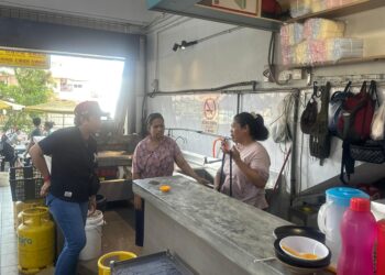 JABATAN Imigresen Kuala Lumpur menyerbu restoran di Bandar Sri Petaling, dipercayai menggaji pendatang asing tanpa izin.