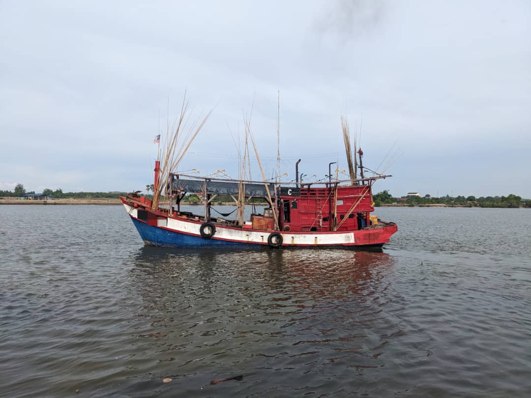 Perahu Bot Maritim Malaysia tahan dua bot nelayan tempatan langgar Akta Perikanan