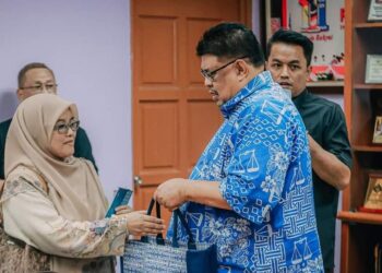 KETUA Menteri Melaka, Datuk Seri Ab. Rauf Yusoh menyampaikan sumbangan kepada salah seorang bakal haji DUN Tanjung Bidara, Alor Gajah, Melaka.