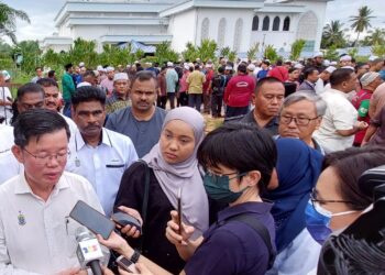 CHOW Kon Yeow (kiri) ketika ditemui pemberita semasa hadir memberikan penghormatan terakhir kepada ADUN Sungai Bakap, Nor Zamri Latiff di Tanah Perkuburan Islam Masjid Sungai Acheh, Nibong Tebal, Pulau Pinang