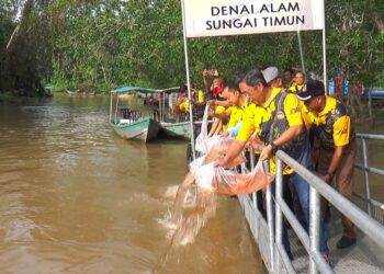 JALALUDDIN Alias melepaskan benih udang galah sempena Program Sopit Biru Sungai Timun 2024 di Jeti Pengkalan Sungai Timun, Rembau hari ini.