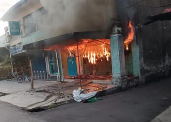 KEADAAN sebuah rumah kedai yang hampir hangus dalam satu kebakaran di Balik Pulau, Pulau Pinang hari ini