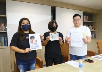 CHIA Hui Ling (tengah) dan Saw Shi Ling (kiri) mahu sindiket ahlong berhenti menggangu mereka kerana hutang dibuat ahli keluarga, sebelum ini.