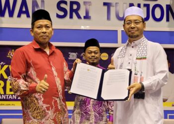 ZULKIFLI Hassan (kanan) menerima Resolusi Konvensyen Dakwah dan Tarbiah Kelantan 2024 di Tunjong, Kota Bharu, Kelantan hari ini. UTUSAN/MUSTAQIM MOHAMED