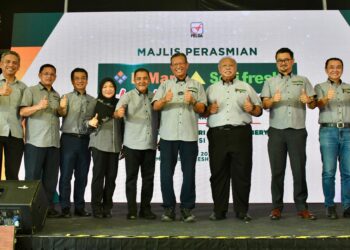 Shabery Cheek (empat dari kanan) dan Datuk Sri Syed Razlan (tiga dari kanan) bergambar bersama tetamu khas selepas
 menyempurnakan gimik perasmian D'Mart Segi Fresh Felda Mempaga