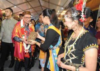 Perdana Menteri Datuk Seri Anwar Ibrahim menerima cenderamata dari masyarakat  bidayuh ketika melawat gerai pameran sempena Majlis Perasmian Minggu Perpaduan 2024 Peringkat Kebangsaan di Angsana Johor Bahru Mall disini. UTUSAN/RAJA JAAFAR ALI 
Pemberita: Sharkawi/Faizal