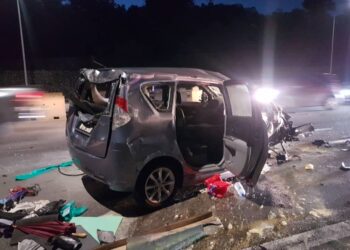 Sebuah kereta Perodua Alza terbabas melanggar pembahagi jalan di Kilometer (km) 302.0 Lebuhraya Utara Selatan menghala Utara hari ini. FOTO Ihsan Bomba