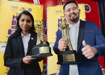 MUHAMMAD ASMAWI Sulaiman (kanan) dan Esther Ezhil Nanggai menunjukkan trofi Anugerah Perdana Belia Negara 2024 yang diterima pada HBN 2024 di Dataran Pahlawan, Banda Hilir, Melaka.