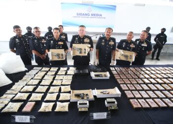 KHAW KOK CHIN (tengah) ketika sidang akhbar di IPK Pulau Pinang berkaitan kejayaan polis membongkar makmal dan stor dadah di Pulau Pinang