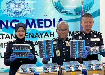 RAMLI Mohamed Yoosuf menunjukkan produk mata palsu dipercayai daripada China ketika sidang akhbar di Menara KPJ, Jalan Tun Razak, hari ini.