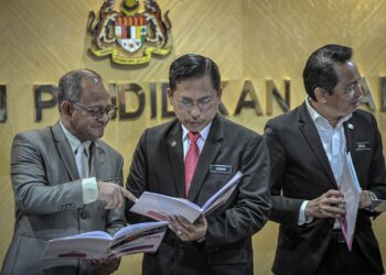 AZMAN Adnan (tengah) melihat laporan analisis keputusan peperiksaan SPM 2023 di Putrajaya.- UTUSAN/FAIZ ALIF ZUBIR