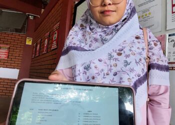 AISYAH Mohd. Rosdi menunjukkan keputusan SPM 2023 yang dimuat turun ke dalam telefon miliknya